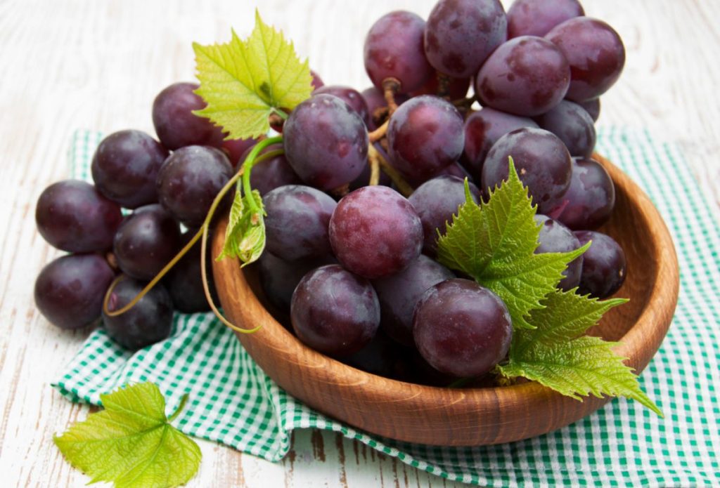 A bowl of purple grapes