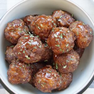 A bowl of honey sriracha meatballs