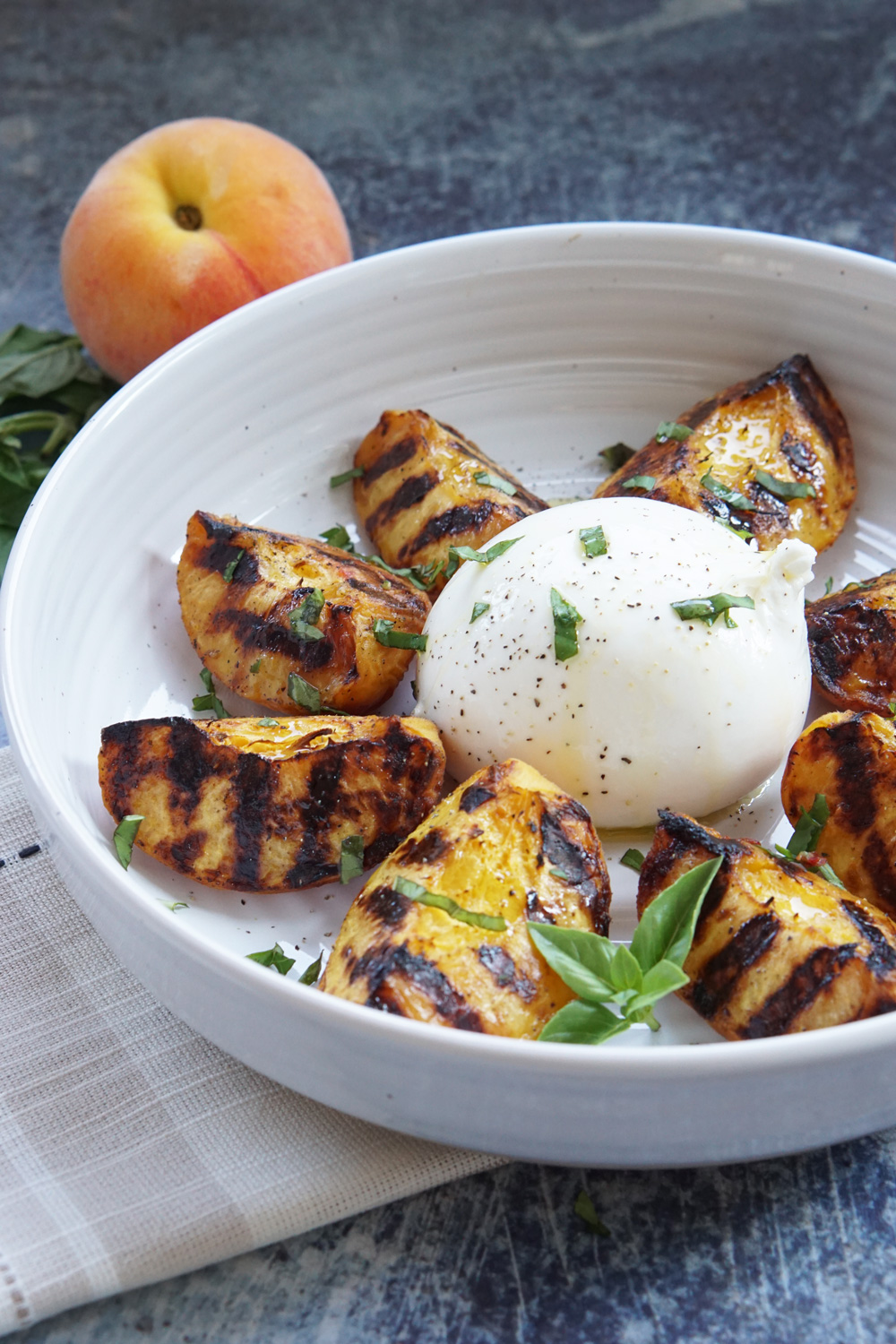 Grilled peaches with burrata